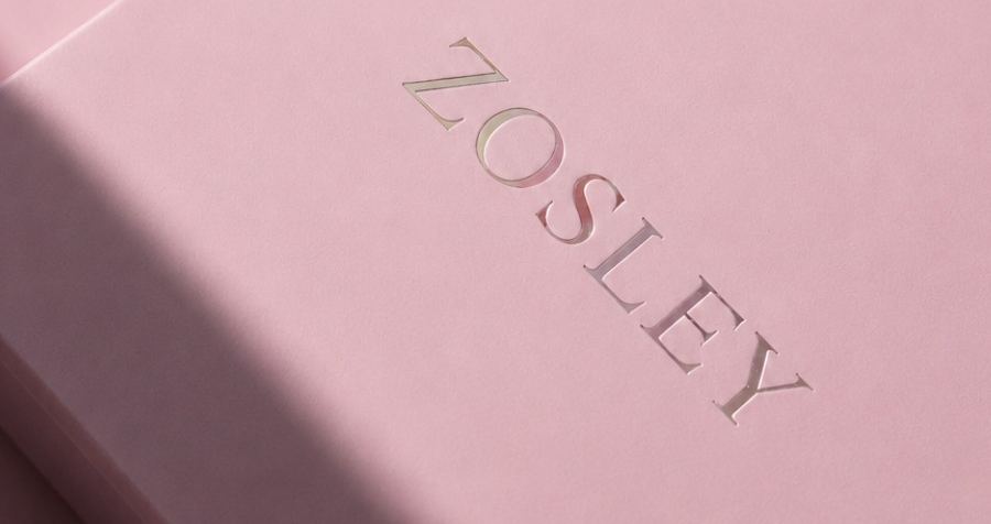 Caixa rosa da Zosley com o nome da marca em relevo